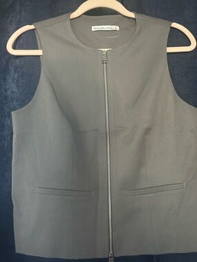 Abercrombie & Fitch Gray Sleeveless Zip-Front Vest